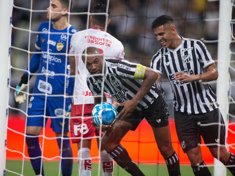 Jogos de hoje (18/11/23) de futebol ao vivo: horário e onde assistir