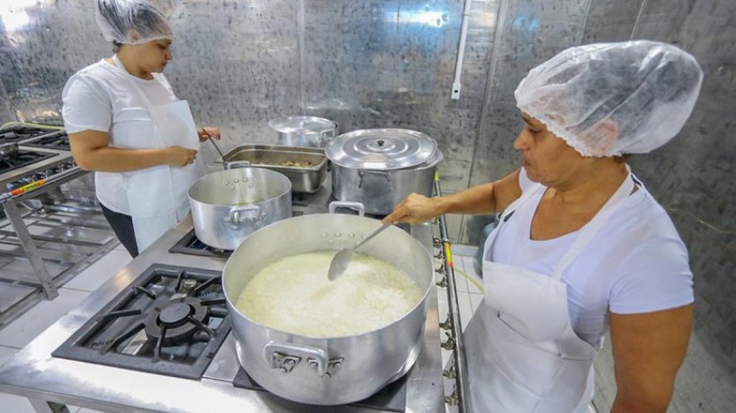 As cozinhas solidárias garantem alimentos gratuitos e solidários para pessoas socialmente vulneráveis