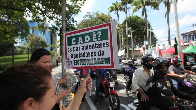 Profissionais da enfermagem em ato p&uacute;blico, realizado em 20 de julho, cobrando a implanta&ccedil;&atilde;o do novo piso salarial da categoria