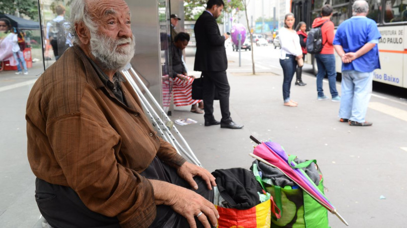 São Paulo - José Aparecido Nogueira, 73 anos, foi morar na rua após o prefeito João Dória derrubar muro e  interditar hotel que ele morava na região da Cracolândia (rovena Rosa/Agência Brasil)