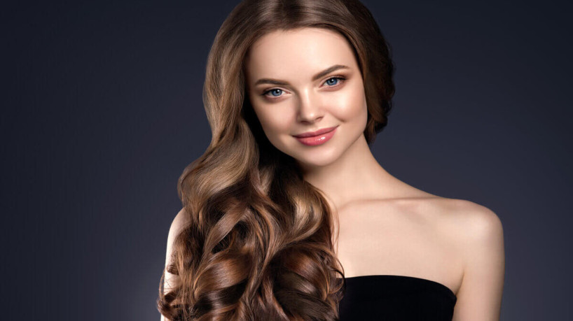 Modelador de cabelos com a espessura adequada define as ondas com mais facilidade (Imagem: Irina BG | Shutterstock)