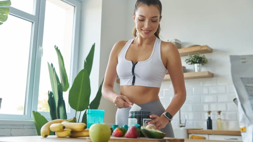 O whey protein pode ser combinado com diversos alimentos, como frutas, iogurte, aveia, nozes, sementes e verduras (Imagem: G-Stock Studio | Shutterstock)