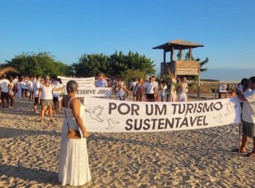 A caminhada foi feita na praia de Jeri como forma de protesto e reuniu moradores, turistas e empresários na tarde do sábado, 22 