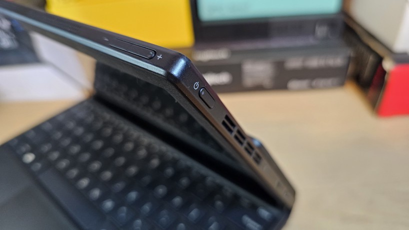 Bot&otilde;es liga/desliga e de volume do Asus Zenbook 17 Fold