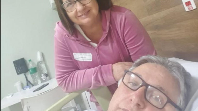 Anthony Garotinho ao lado da mulher, Rosinha Garotinho, em publicação nas redes sociais