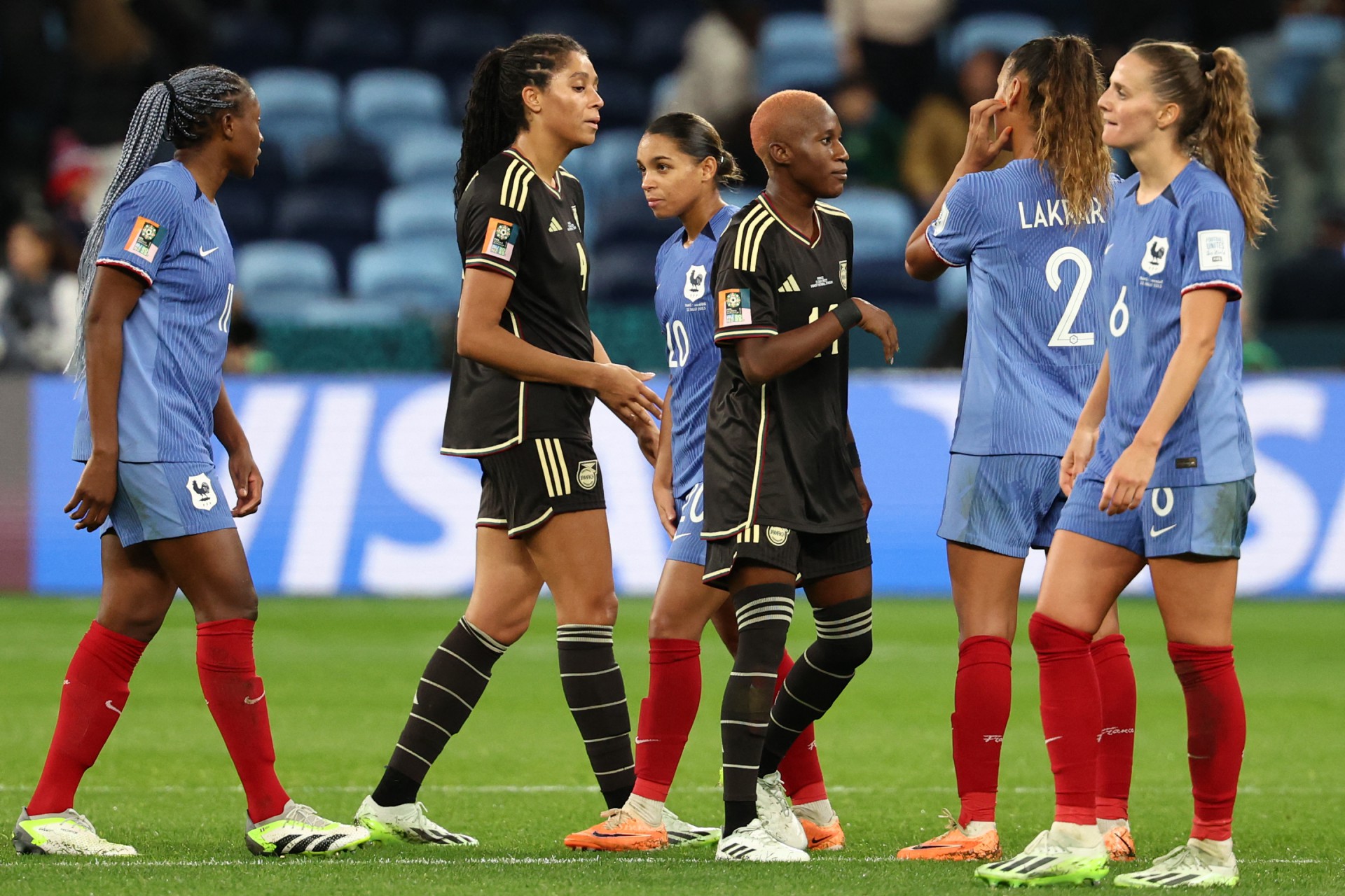 Atletas de Jamaica e França durante jogo da Copa do Mundo Feminina 2023