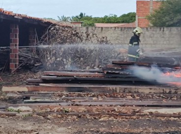 Bombeiros conseguiram evitar que o fogo se alastrasse para todo o estoque de madeira armazenado no local  