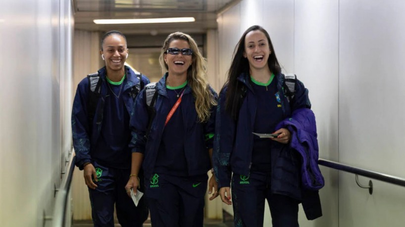 Seleção brasileira durante desembarque em Adelaide, na Austrália