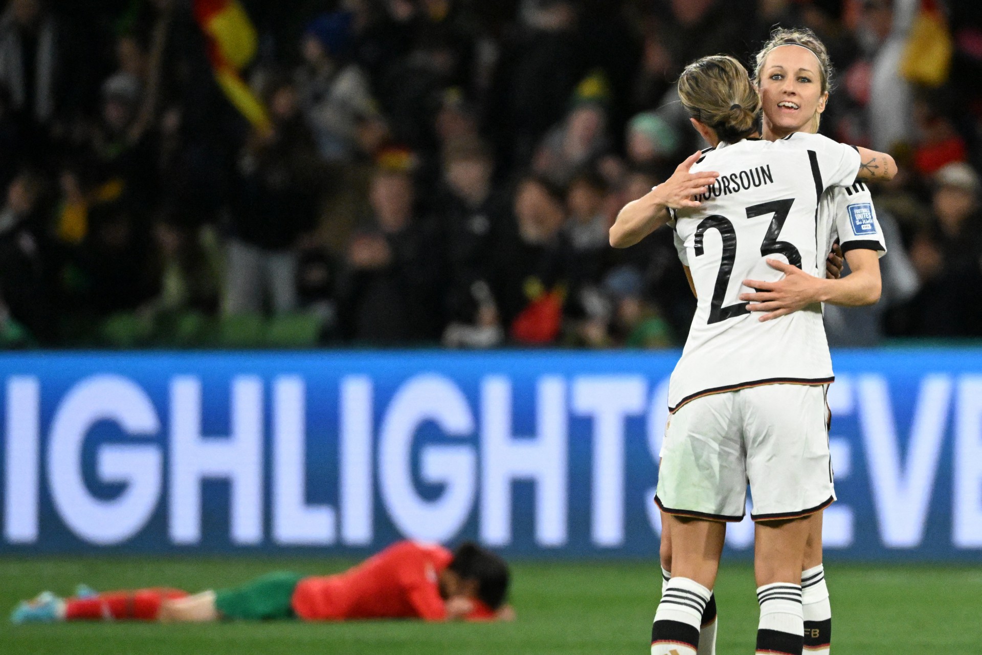 Atletas da Alemanha comemorando gol marcado contra Marrocos, pela Copa do Mundo Feminina