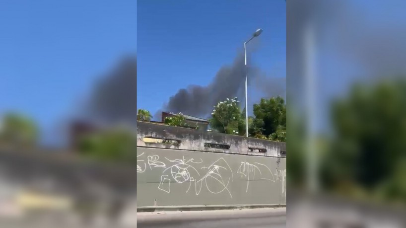 Fumaça pôde ser vista nas vias próximas ao local do incêndio
