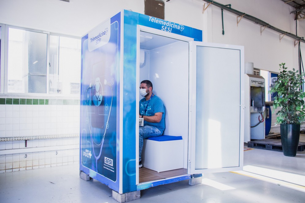 O Sistema Sesi/Senai; no Ceará, criou uma cabine de atendimento para telessaúde