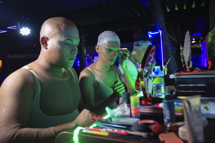 Artistas se preparam nos bastidores do Mix Imperial Central American Tropical Drag Royale 2023, em Manágua