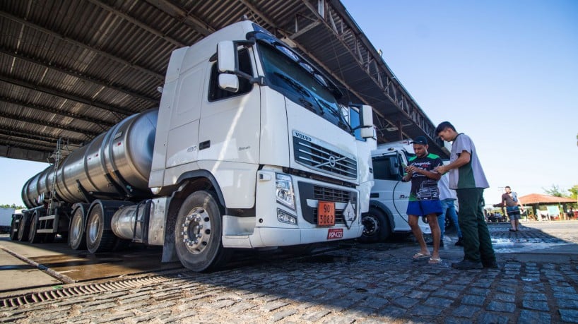 O ato grevista foi protocolado junto à Presidência da República com o acompanhamento do Chicão Caminhoneiro e do desembargador Sebastião Coelho (Foto: Fernanda Barros/ O Povo) 