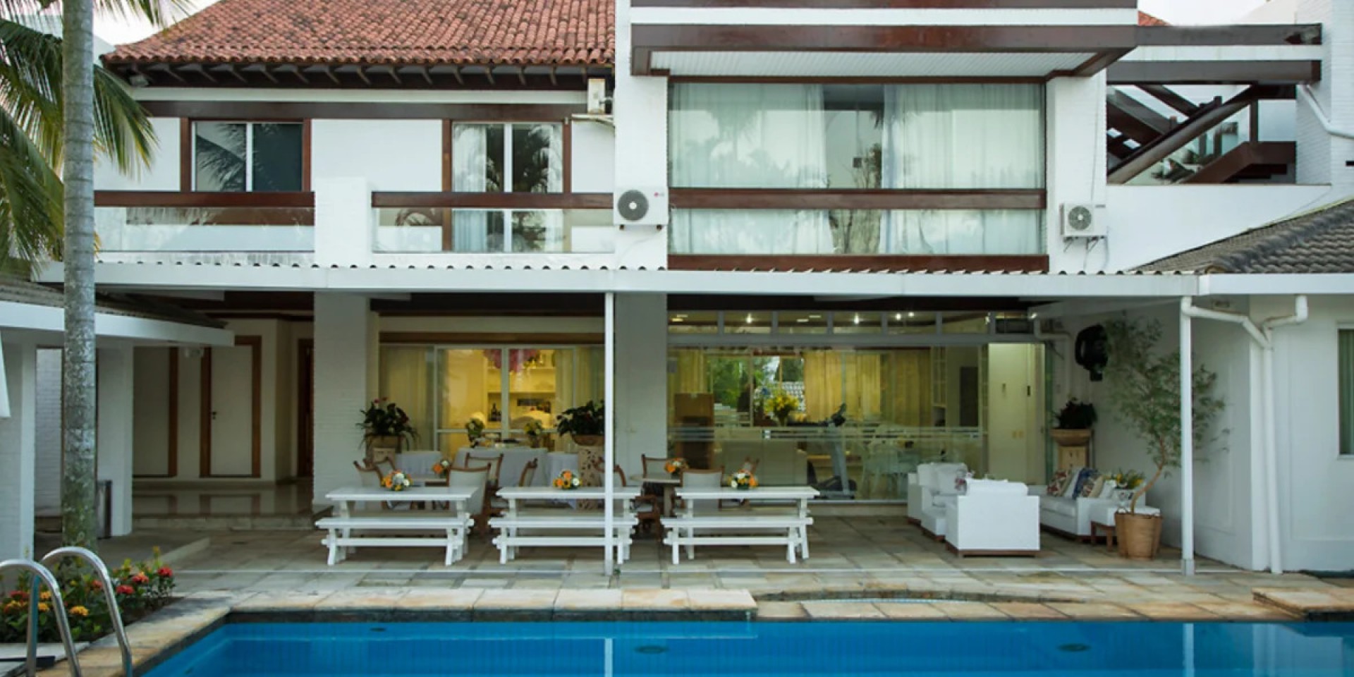 Com campo de futebol, heliponto e cachoeira particular, mansão de Renato Aragão, o Didi, está à venda