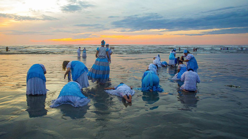 Obra da fotógrafa Eliária Andrade na Exposição fotográfica Afeto e Memória - Praia Grande ( SP ) 11/12/2016 - Festa de Iemanjá, realizada na Praia Ocian. Na foto, religiosos prestam homenagem a Iemanjá, Rainha do Mar. Foto Eliária Andrade