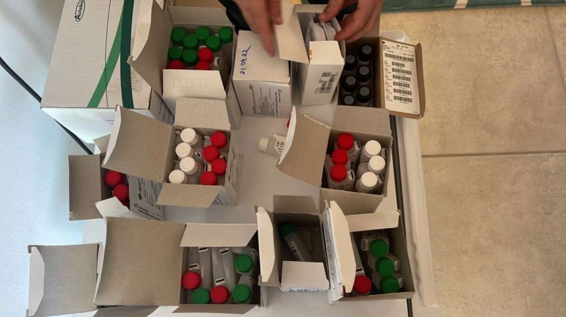  Insumos para exames com data de validade vencida foram apreendidos pelos agentes 