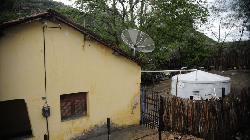 Quixadá - Cisterna para captação e armazenamento de água da chuva em uma casa ao lado do Açude do Cedro, que começou a ser construído no Império e hoje não abastece mais a cidade (Fernando Frazão/Agência Brasil)