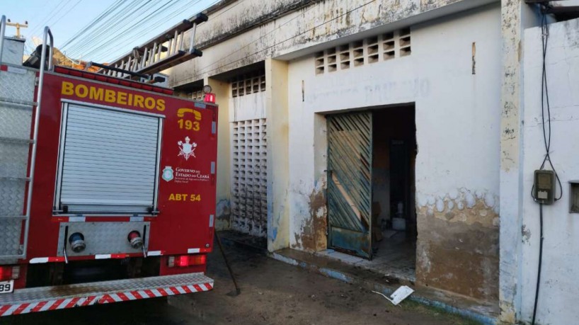 Chamas foram contidas pelos moradores até a chegada dos bombeiros