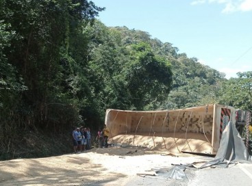 Um caminhão carregado de areia tombou na rodovia BR-222, no município de Tianguá, a 333,5 quilômetros de Fortaleza 