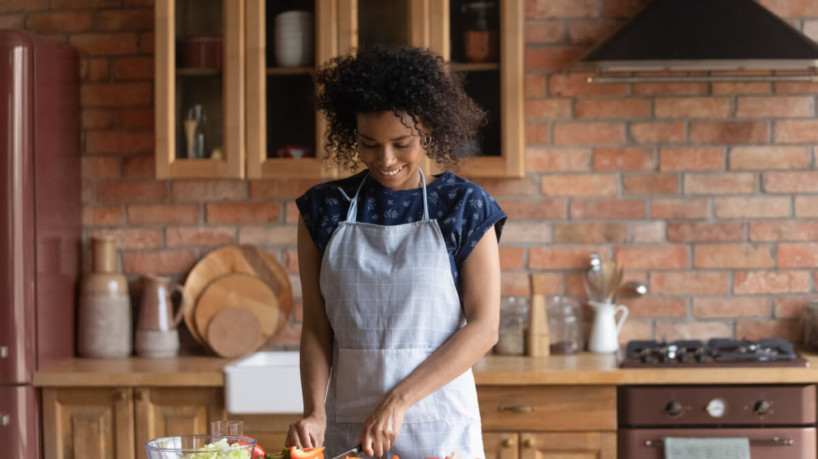 Comida caseira é benéfica para a saúde (Imagem: fizkes | Shutterstock)
