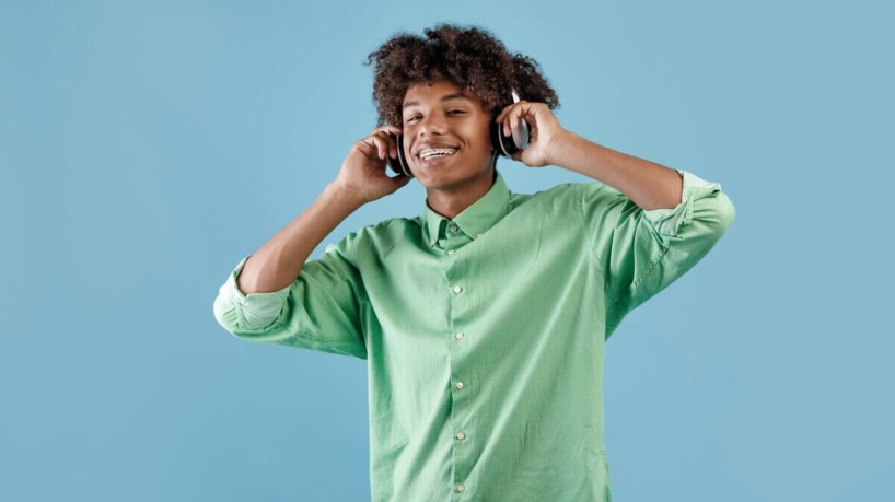 Fones de ouvido no volume máximo alteram a qualidade da audição (Imagem: Prostock-studio | Shutterstock) - Portal EdiCase