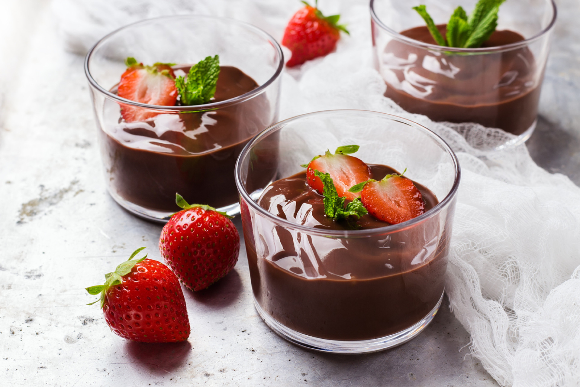 Creme de chocolate com morangos (Imagem: Antonina Vlasova | Shutterstock)