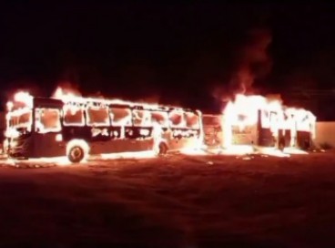 Ônibus pegam fogo em garagem no município de Cruz, no Ceará 
