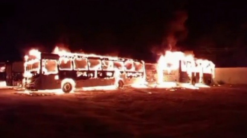 Ônibus pegam fogo em garagem no município de Cruz, no Ceará