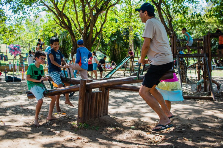 FORTALEZA, CEARÁ, 30-07-2023: Fim das férias escolares em Fortaleza. Pais aproveitam para levar seus filhos ao Parque do Cocó, na programção do Viva O Parque.  (Foto: Fernanda Barros/ O Povo)