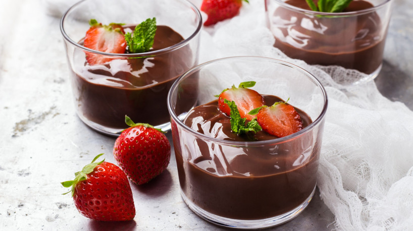 Creme de chocolate com morangos (Imagem: Antonina Vlasova | Shutterstock)