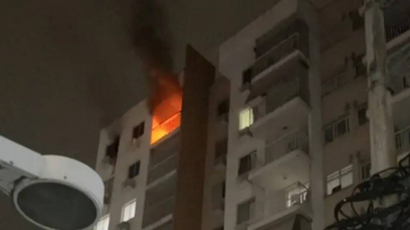 O incêndio aconteceu no décimo andar do prédio e causa é investigada pela Polícia Civil