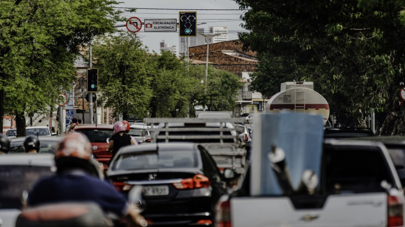 ￼FLUXO de veículos aumenta com a volta às aulas