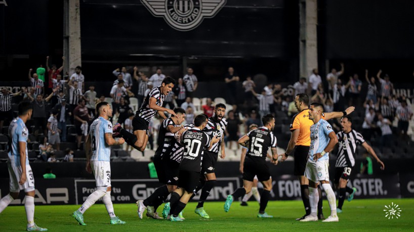 Jogadores do Libertad em comemoração de gol