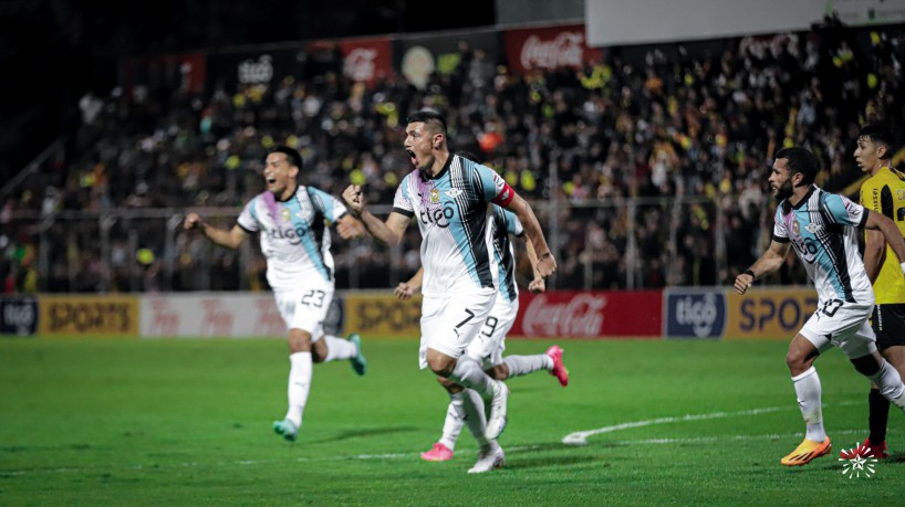 Jogadores do Libertad em comemoração de gol