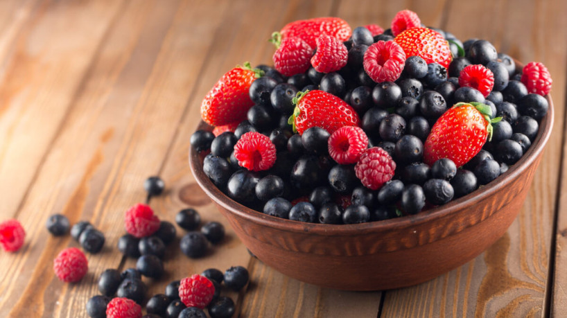 Algumas frutas vermelhas ajudam a prevenir a infecção do trato urinário (Imagem: bhofack2 | ShutterStock)