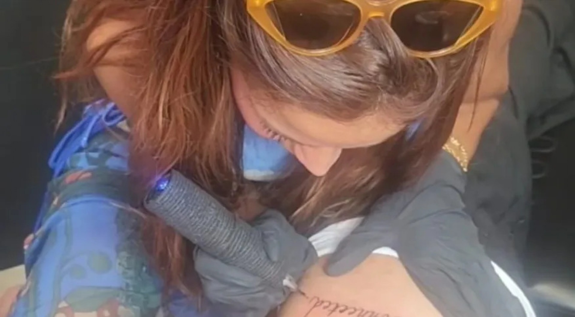 Anitta e Simone Susinna fazem tatuagens durante viagem; a cantora e o ator italiano tatuaram um ao outro