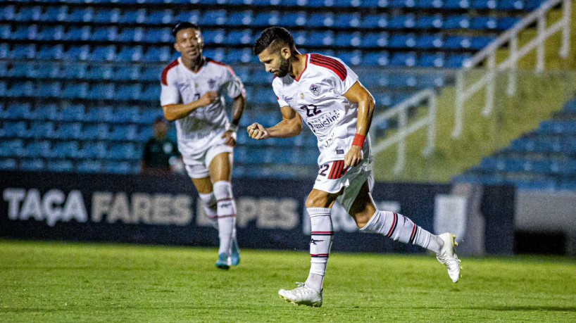 Jogador do Atlético-CE comemorando um gol marcado no Estádio Presidente Vargas