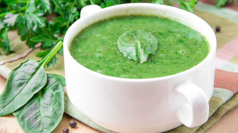 Sopa de espinafre light (Imagem: Yofilm | Shutterstock)