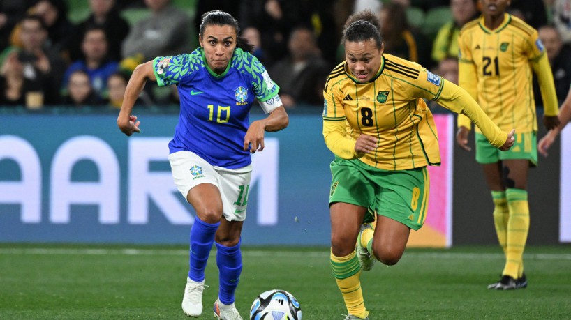 Em sua última Copa do Mundo Feminina, Marta disputa bola com jogadora da Jamaica. 