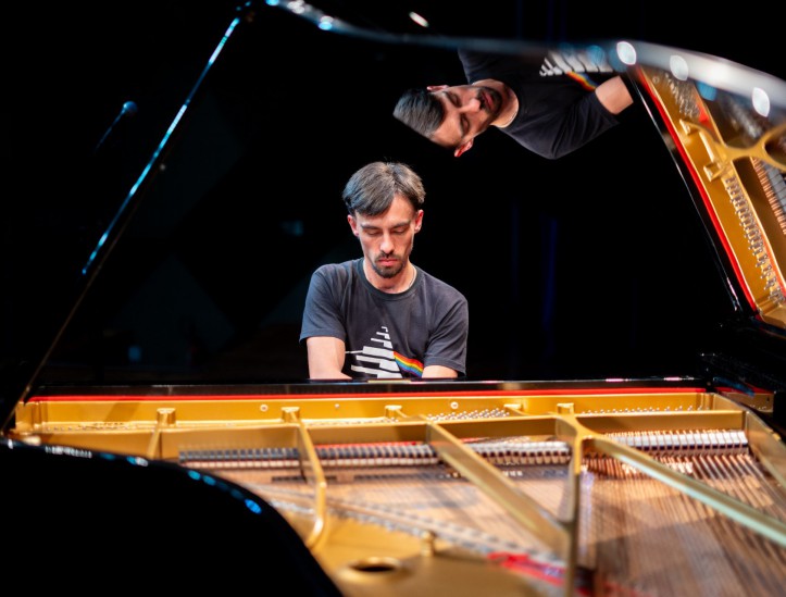 Pianista Bruno Hrabovsky mescla rock à música erudita no projeto 