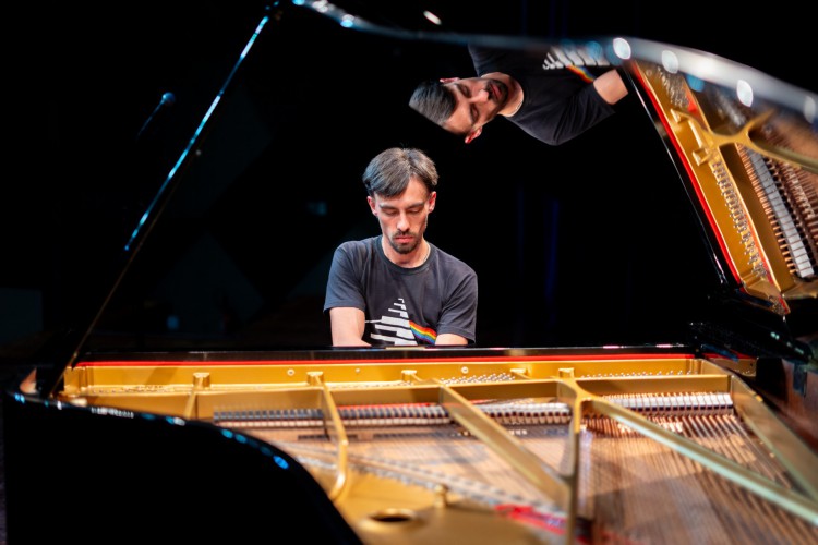 Pianista Bruno Hrabovsky mescla rock à música erudita no projeto 