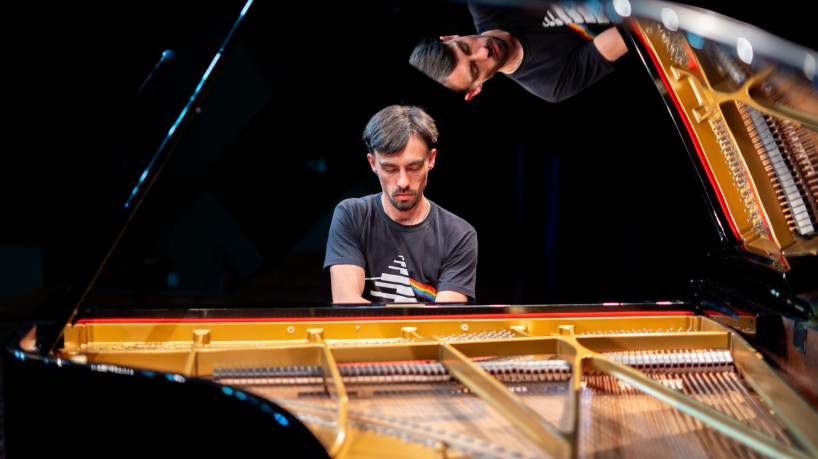 Linkin Park a Queen: pianista toca clássicos do rock em Fortaleza