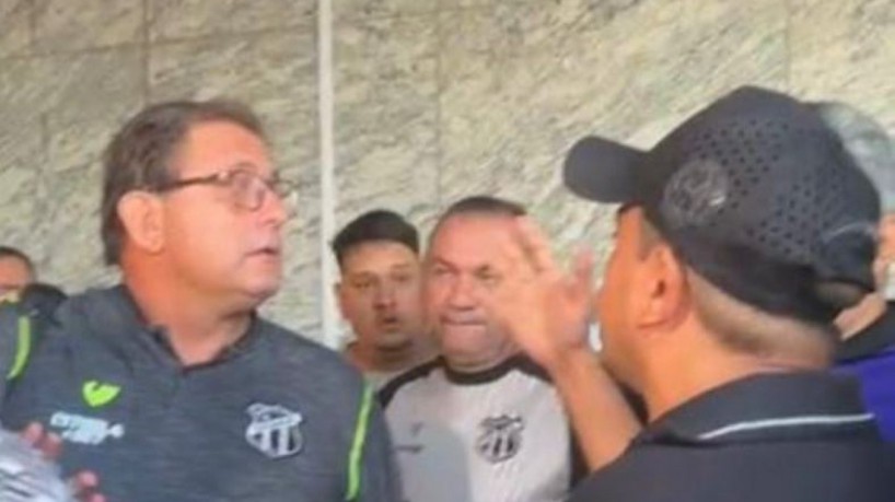 Guto Ferreira, técnico do Ceará, conversa com presidente da Torcida Organizada Cearamor