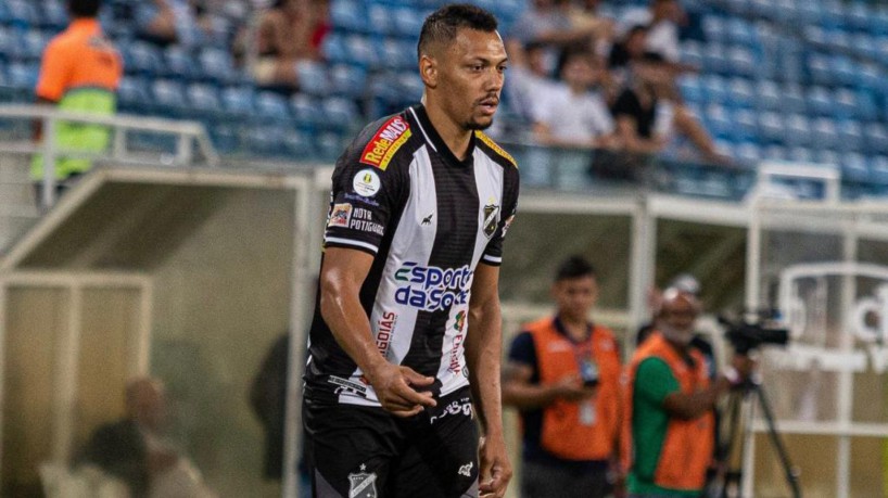 Jogador do ABC em partida na Arena das Dunas