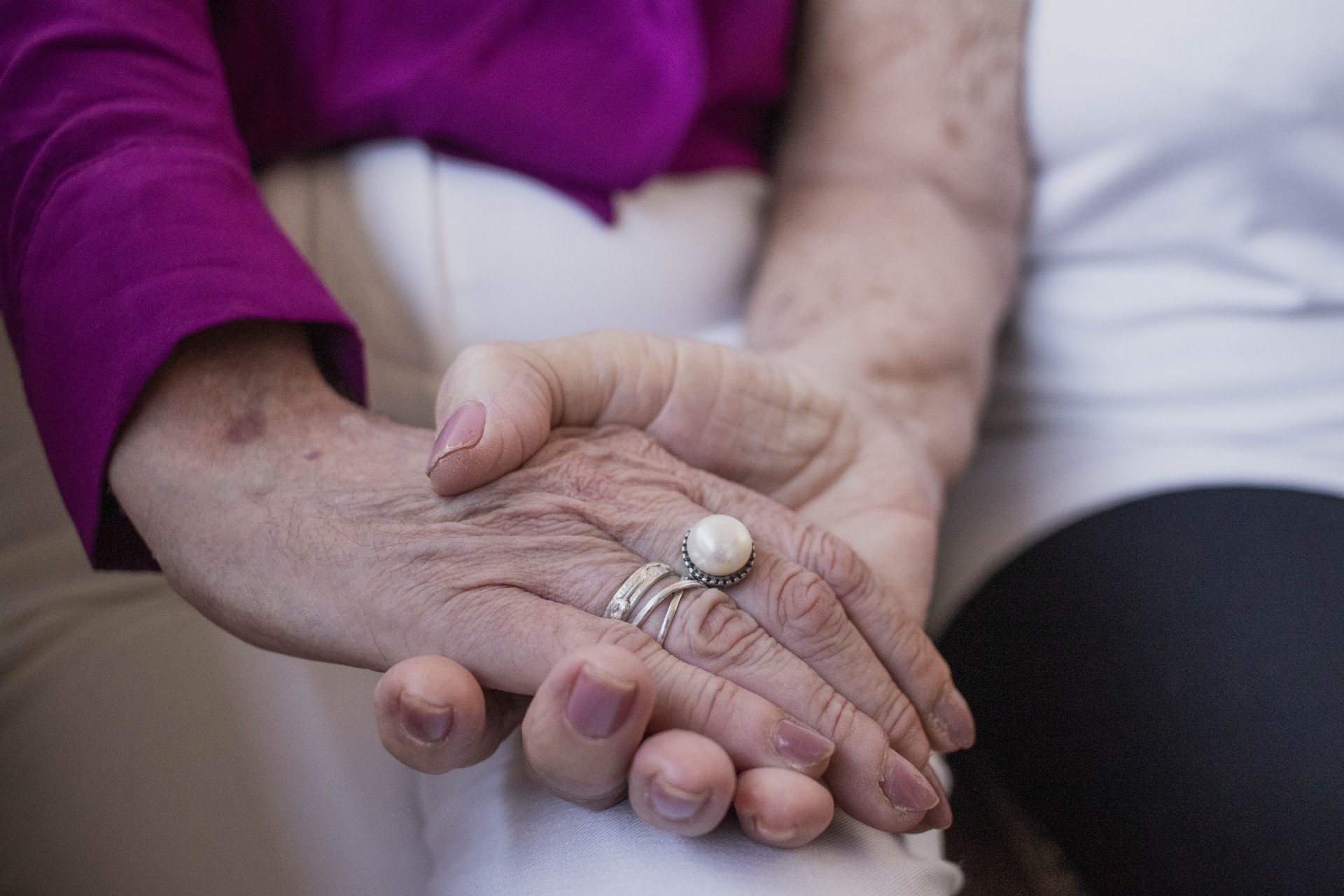 Mulheres dão as mãos aos seus idosos e os cuidam, juntamente com os seus filhos(Foto: FERNANDA BARROS)
