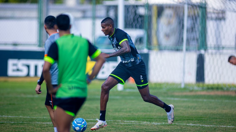 Atacante Cléber em treino do Ceará no estádio Carlos de Alencar Pinto, em Porangabuçu