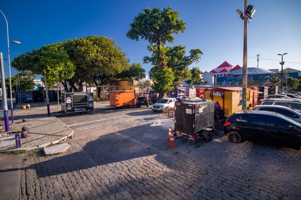 Praça Almirante Saldanha também é ocupada por food trucks(Foto: Samuel Setubal)