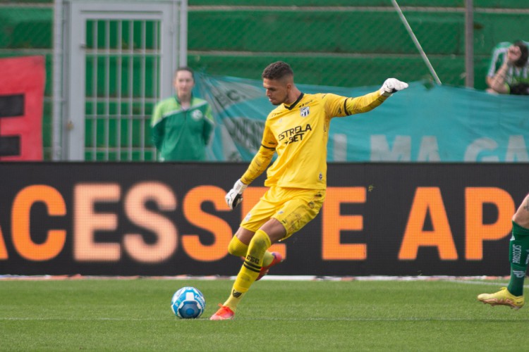 Goleiro Bruno Ferreira no jogo Juventude x Ceará, no Alfredo Jaconi, pelo Campeonato Brasileiro Série B 2023