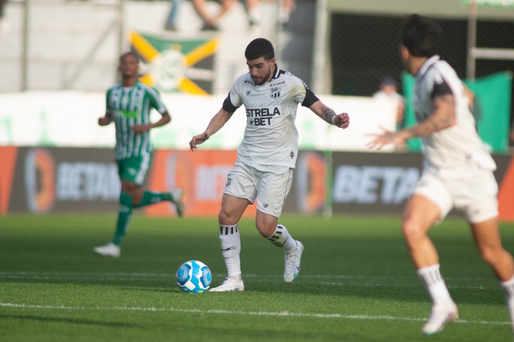 Volante Richardson no jogo Juventude x Ceará, no Alfredo Jaconi, pelo Campeonato Brasileiro Série B 2023