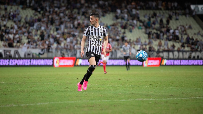 Meia Guilherme Castilho no jogo Ceará x CRB, na Arena Castelão, pelo Campeonato Brasileiro Série B 2023